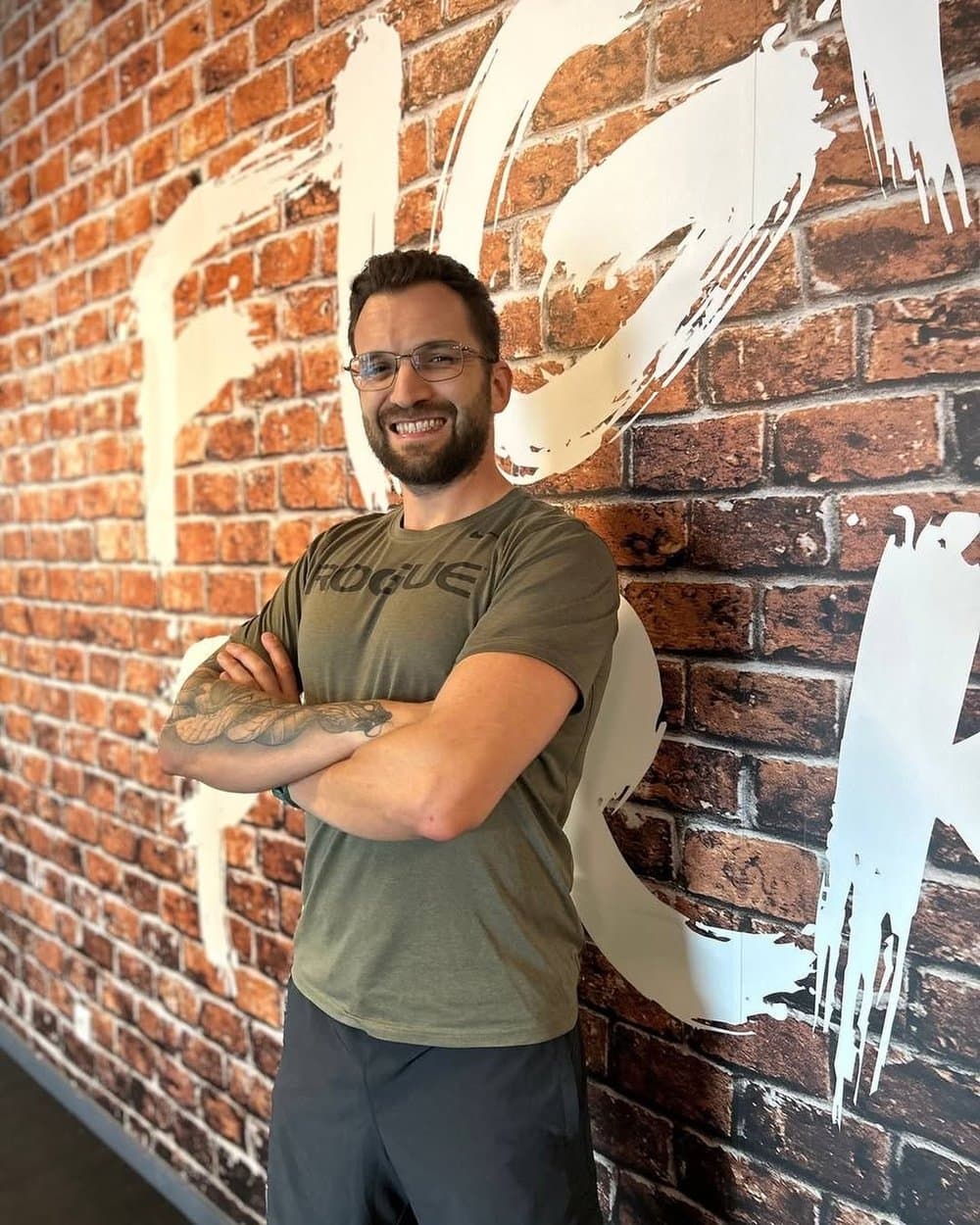 Guillaume Courtel, coach sportif diplômé d'État et certifié CrossFit Level 1 à Villeneuve-d'Ascq et Roncq, dans sa box d'entraînement