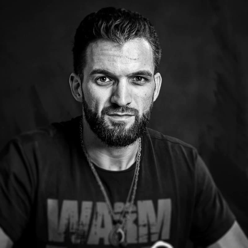 Guillaume Courtel, coach sportif diplômé d'État à Villeneuve-d'Ascq et Lille, portrait noir et blanc